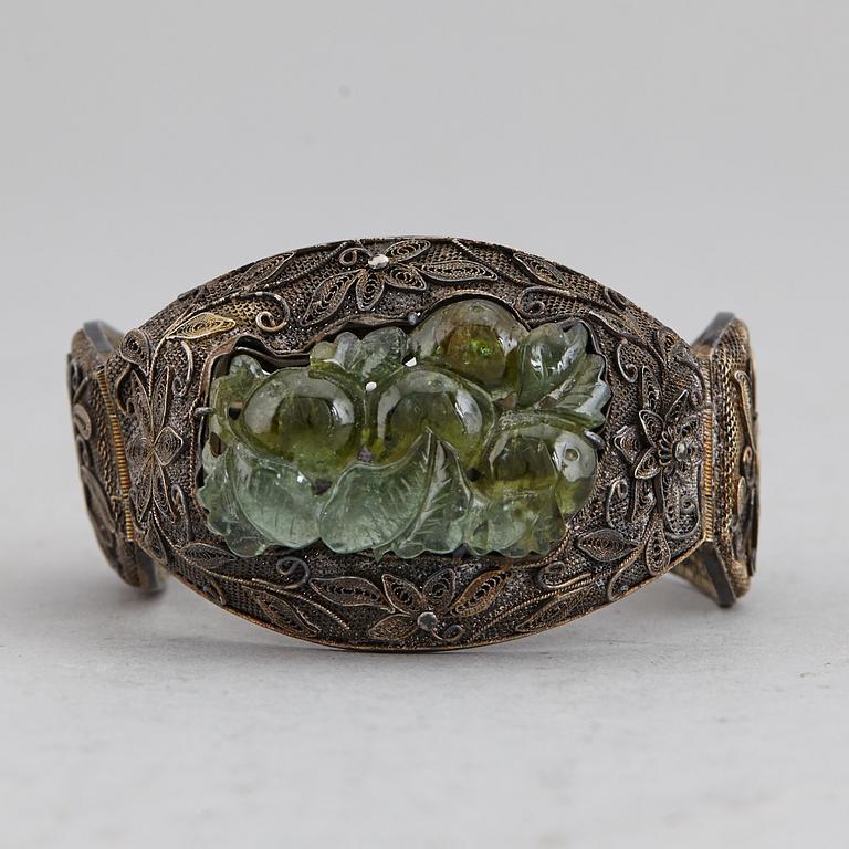 A Chinese silver filigree bracelet with inlays stone, early 20th century.