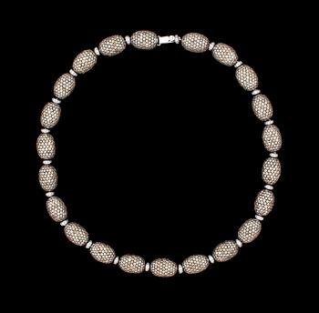 1126. A brandy- and white coloured diamond necklace, tot. 76.70 cts/resp. 3.05 cts.