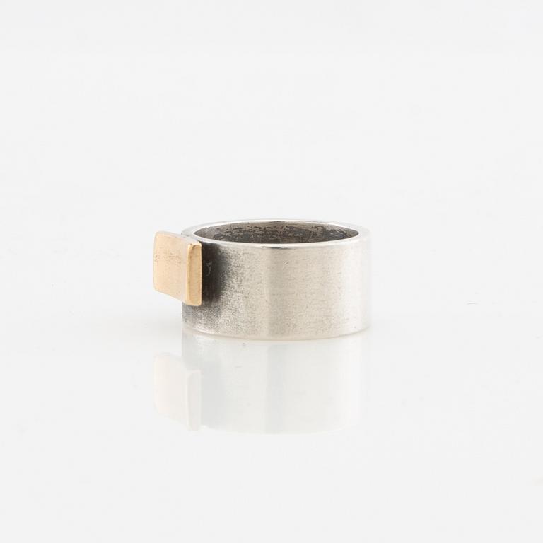 Claes Liljeroth, Ring of silver and 18K gold.