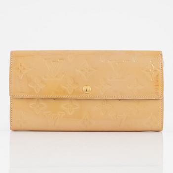 Louis Vuitton, a 'Sarah' vernis wallet.