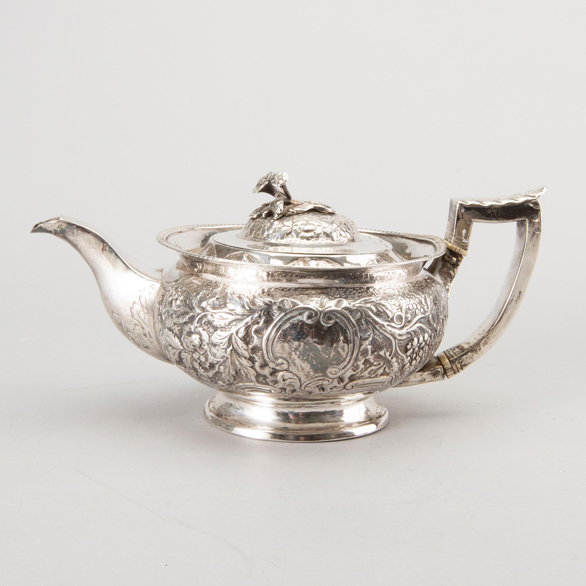 A SILVER TEAPOT DUBLIN 1817.