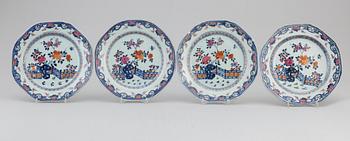 A set of four famille rose and blue and white export porcelain plates, Qing dynasty, Qianlong (1736-95).