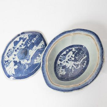 Terrin med lock, kompaniporslin, Kina, Qingdynastin, 1800-tal.
