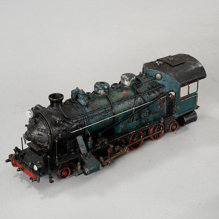 A steam engine with tender and a steam engine, probably England, first half of / mid 20th century.