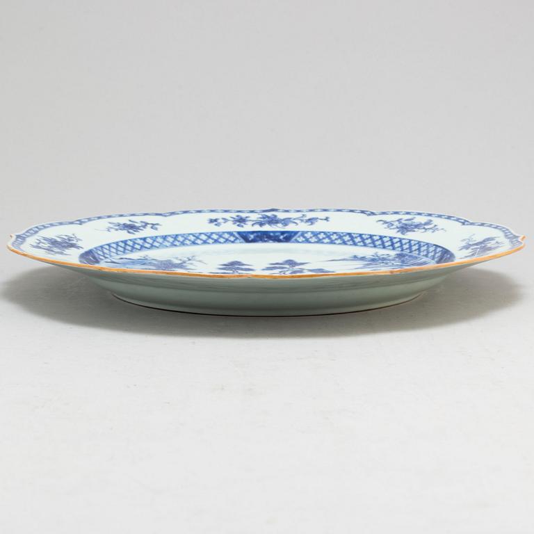 A blue and white serving dish, Qing dynasty, Qianlong (1736-95).