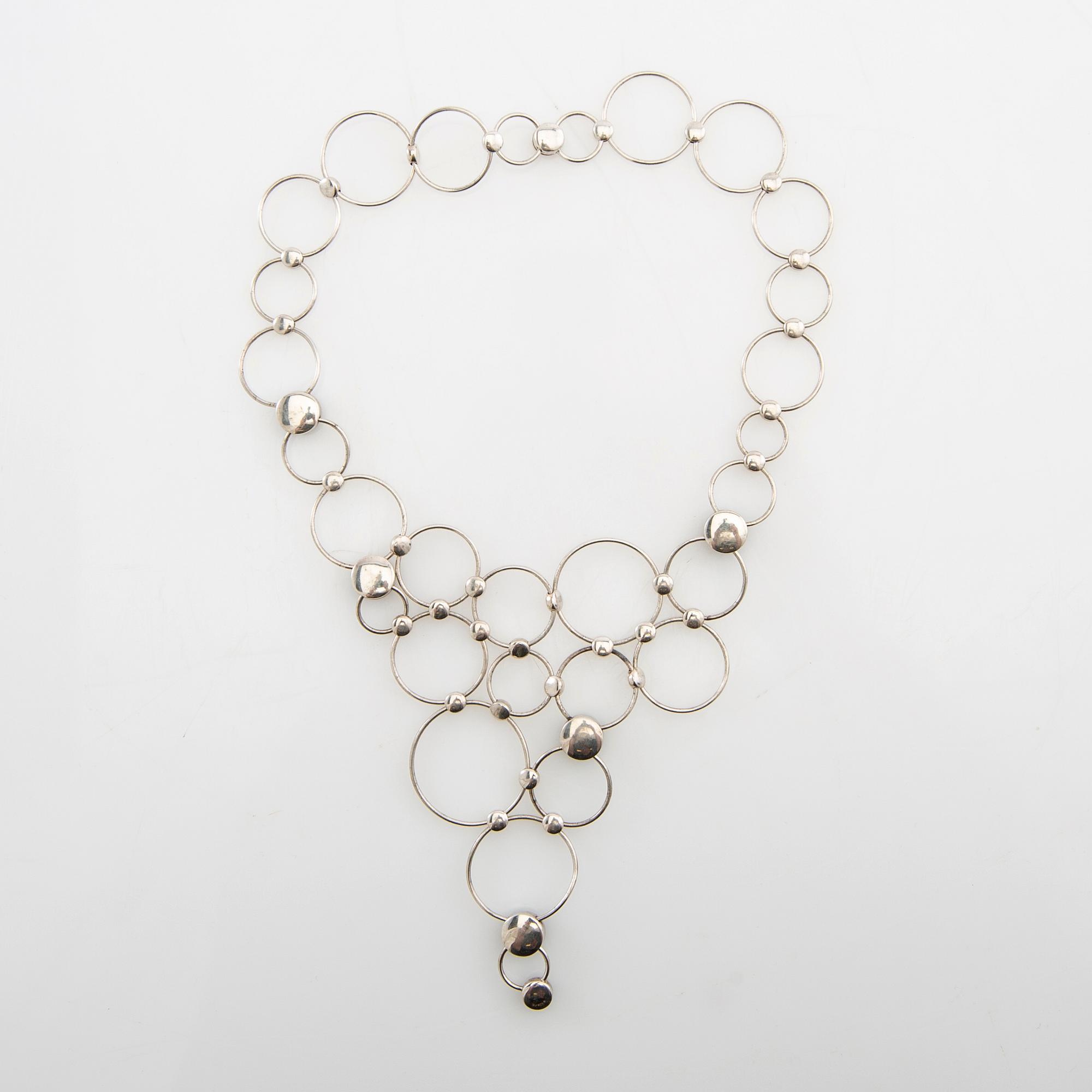 Regitze Overgaard, Collier av silver med slipad onyx, Georg Jensen.