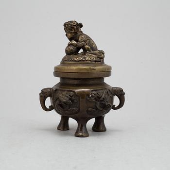 A Chinese bronze censer with lid, Qing dynasty, 19th century.
