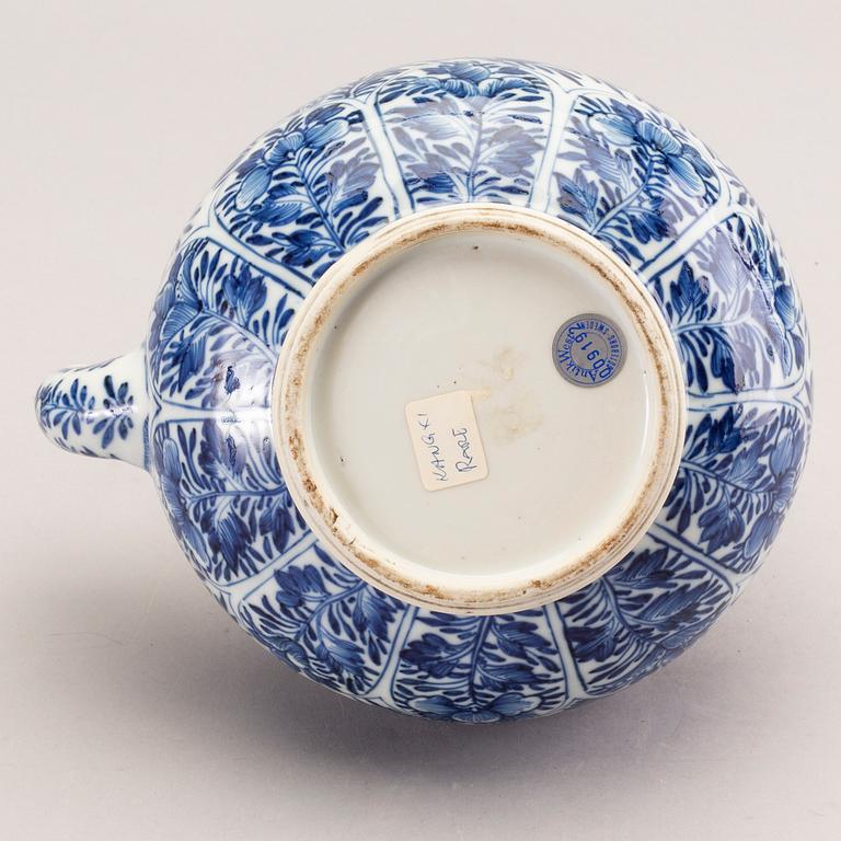 A large blue and white tea pot with cover, Qing dynasty, Kangxi (1662-1722).