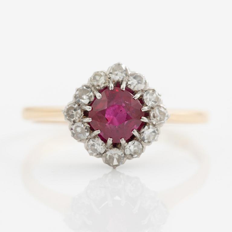 Ring in 18K gold set with a faceted synthetic ruby and eight-cut diamonds.