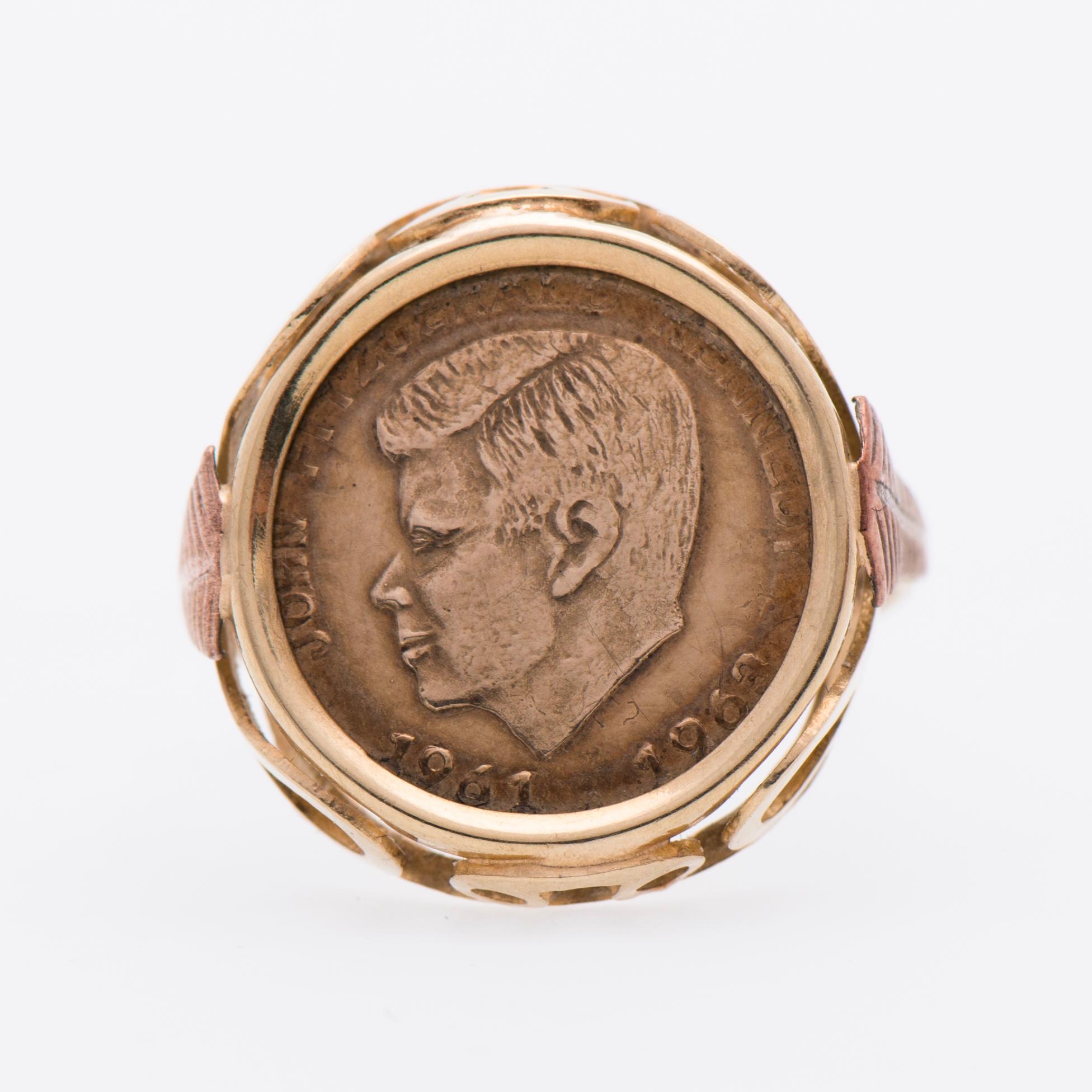 RING, 14K guldmynt, infattning och ringskena 10K guld.