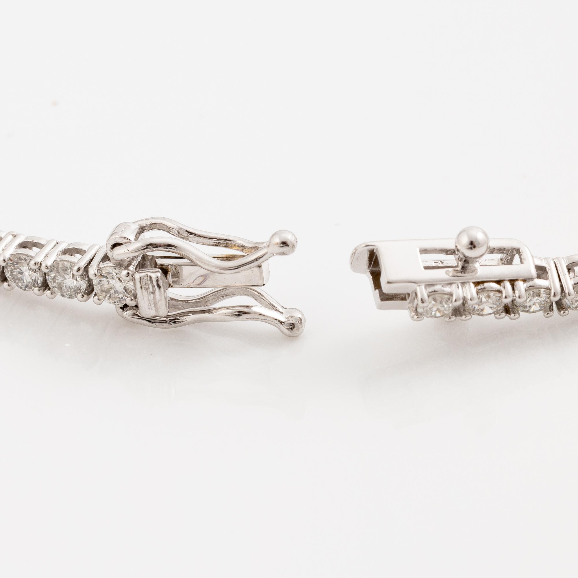 Tennis bracelet 18K white gold with brilliant-cut diamonds.