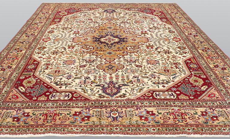 A carpet, Tabriz, ca 392 x 291 cm.