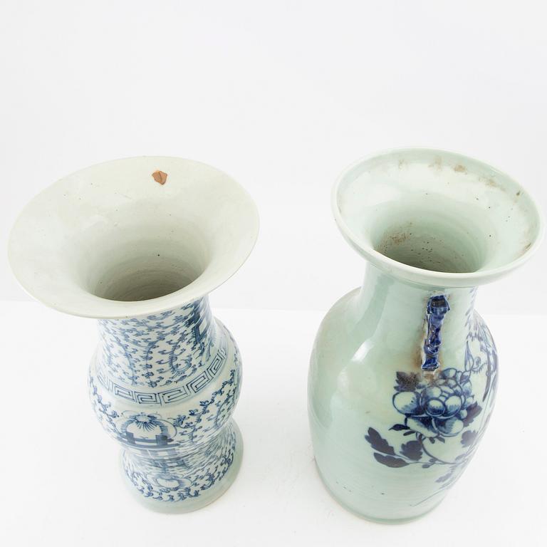 Two Chinese blue and white vases, early 20th centruy.