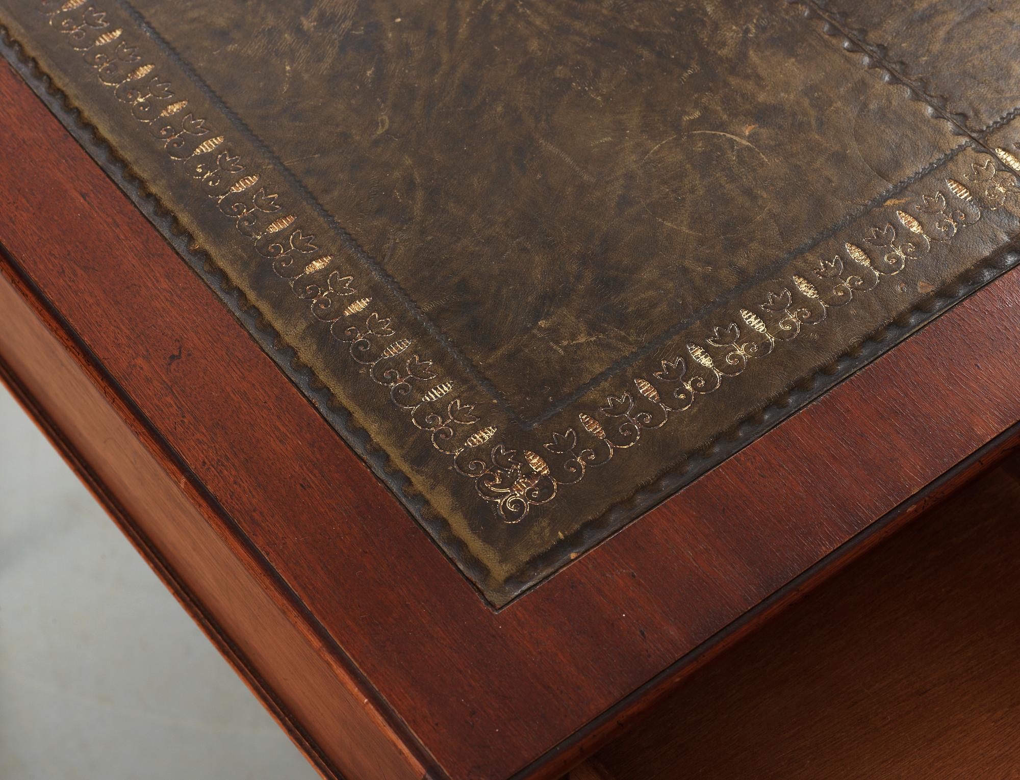 SKRIVBORD samt SKRIVBORDSSTOL, engelsk stil, 1900-talets första hälft.