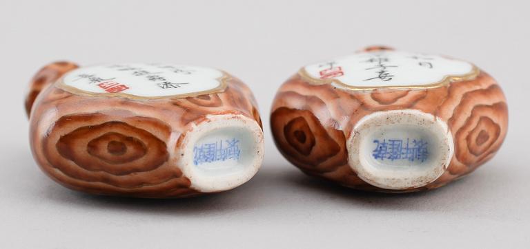 SNUSFLASKOR, 2 st, porslin, Kina, 1900-tal.
