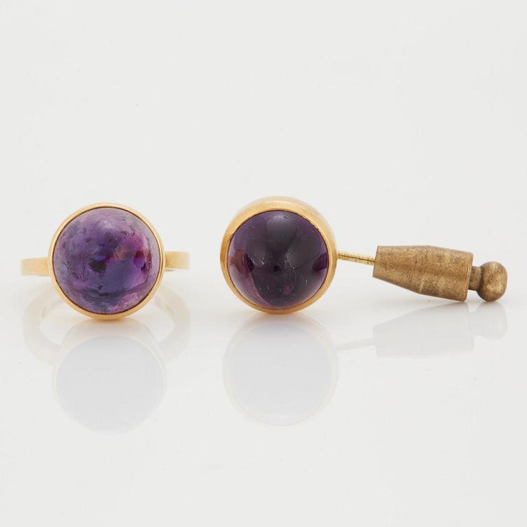 Wiwen Nilsson, an 18K gold ring and pin, with cabochon-cut amethyste, Lund, Sweden 1972-73.
