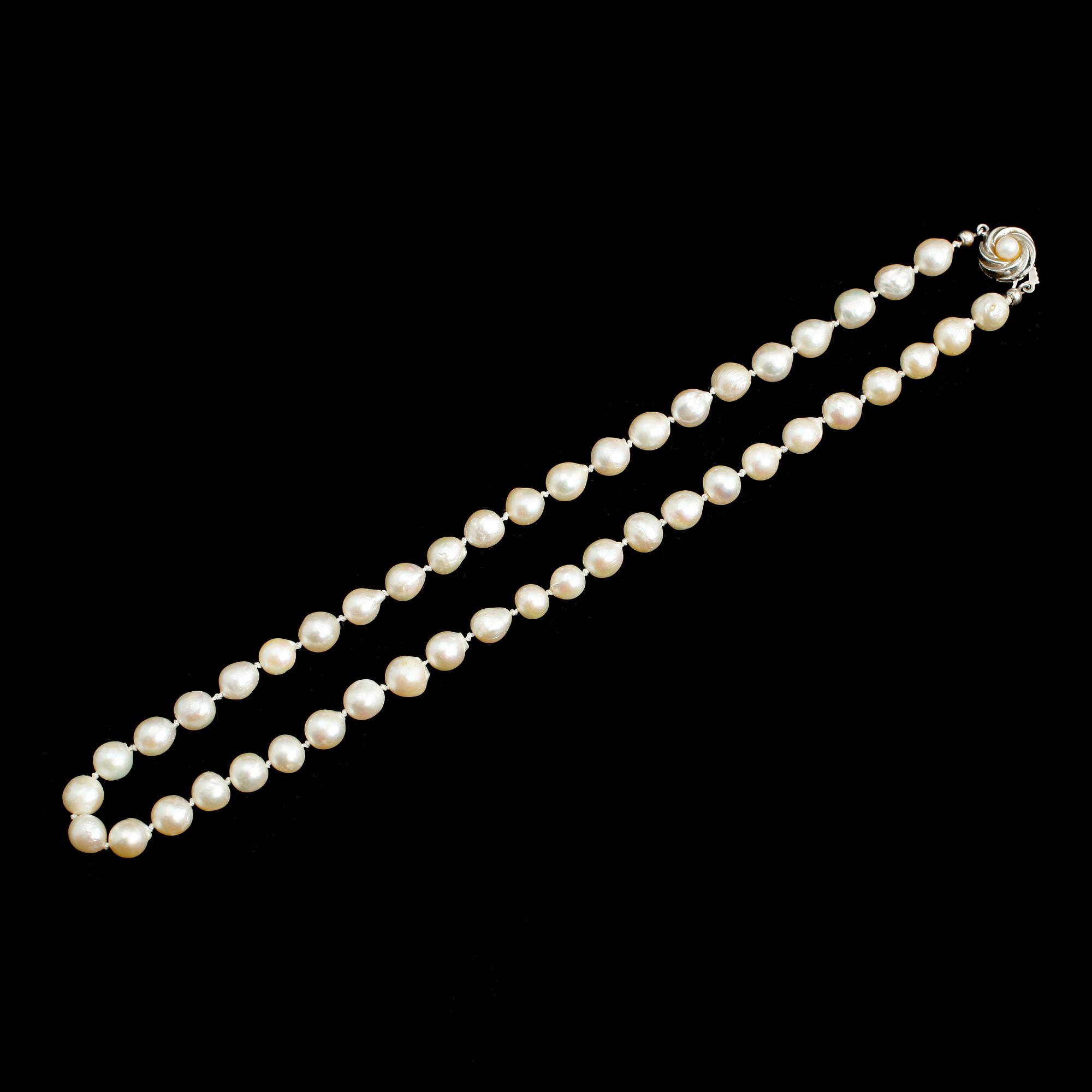 COLLIER, odlade sötvattenpärlor, silverlås.