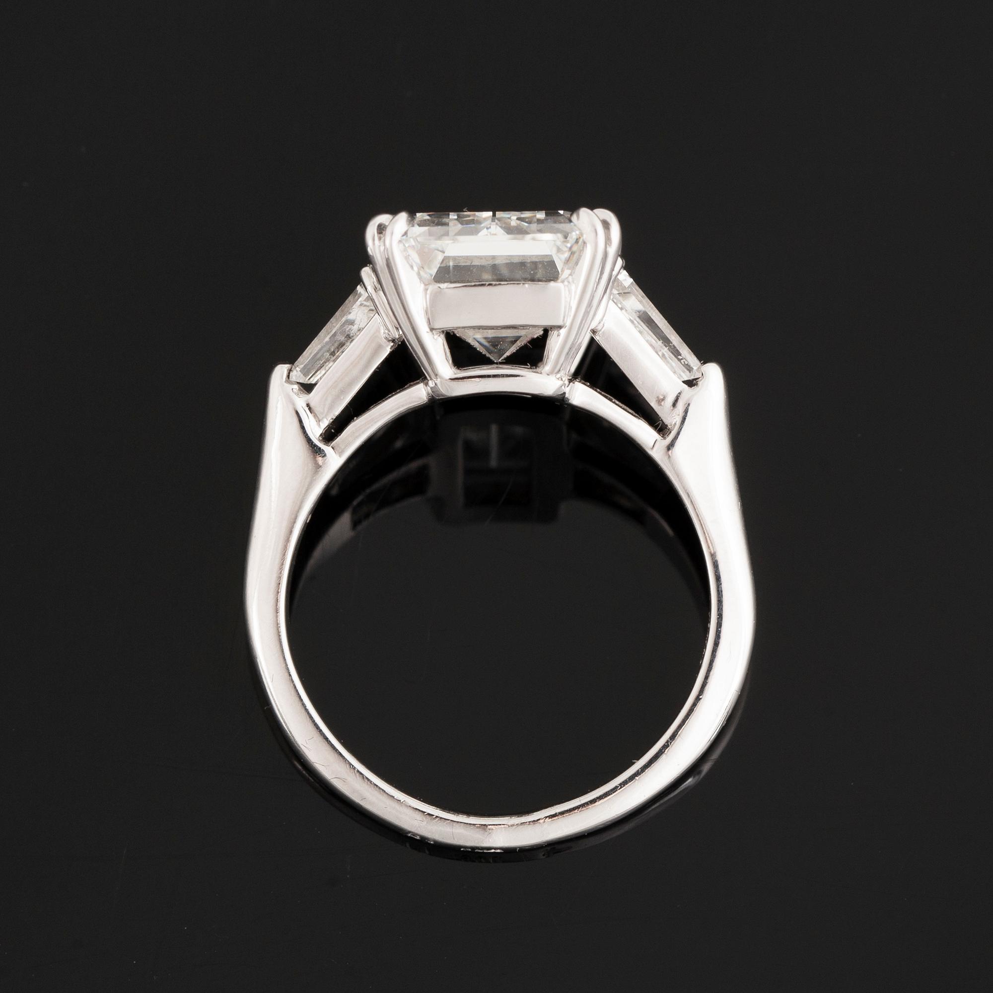 Ring platina med en smaragdslipad diamant.