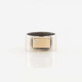 Claes Liljeroth, Ring of silver and 18K gold set with a round brilliant-cut diamond.