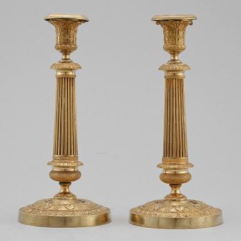 LJUSSTAKAR, ett par, förgylld brons, Frankrike, empire, 1800-talets första hälft.