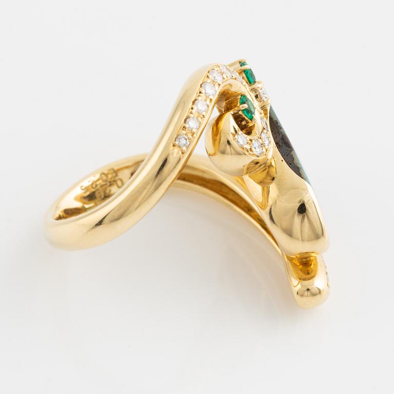 Ring med opal, smaragder och runda briljantslipade diamanter.