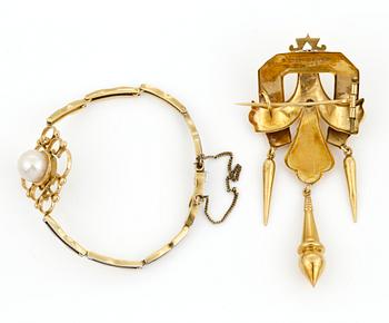 ARMBAND SAMT BROSCH, 2 delar, 18K guld med pärlor, brosch Dahlgren, Malmö, 1867. Vikt ca 15,91 g.
