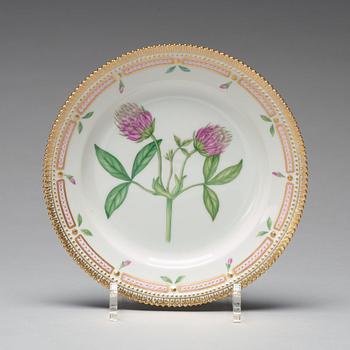 BULJONGKOPPAR med FAT, tre stycken samt FAT, porslin. "Flora Danica", Royal Copenhagen, Danmark, 1900-tal.