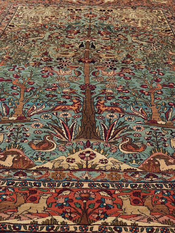 A CARPET, a semi-antique Teheran figural, 303,5 x 198-205,5 cm.