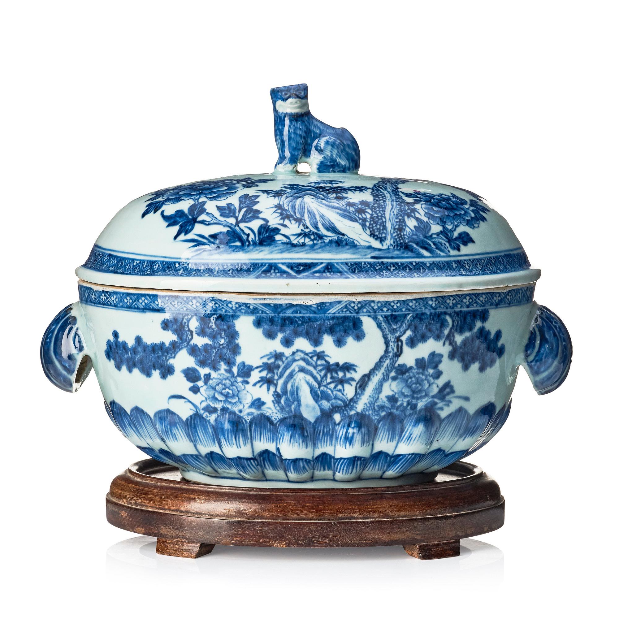 A Chinese tureen with cover, Qing dynasty, Qianlong (1736-95).