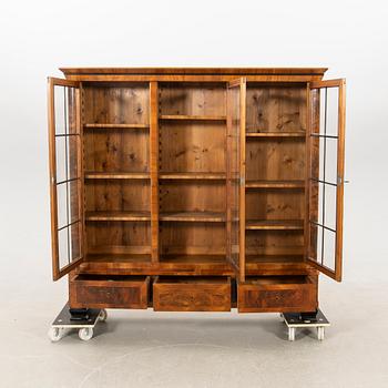 Bookcase/Display cabinet, first half of the 20th century.