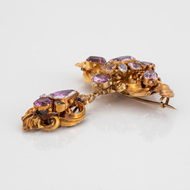 A 14K gold brooch set with pink topazes, foliated.