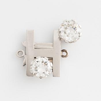 An 18K white gold clasp set with two round brilliant-cut diamonds.