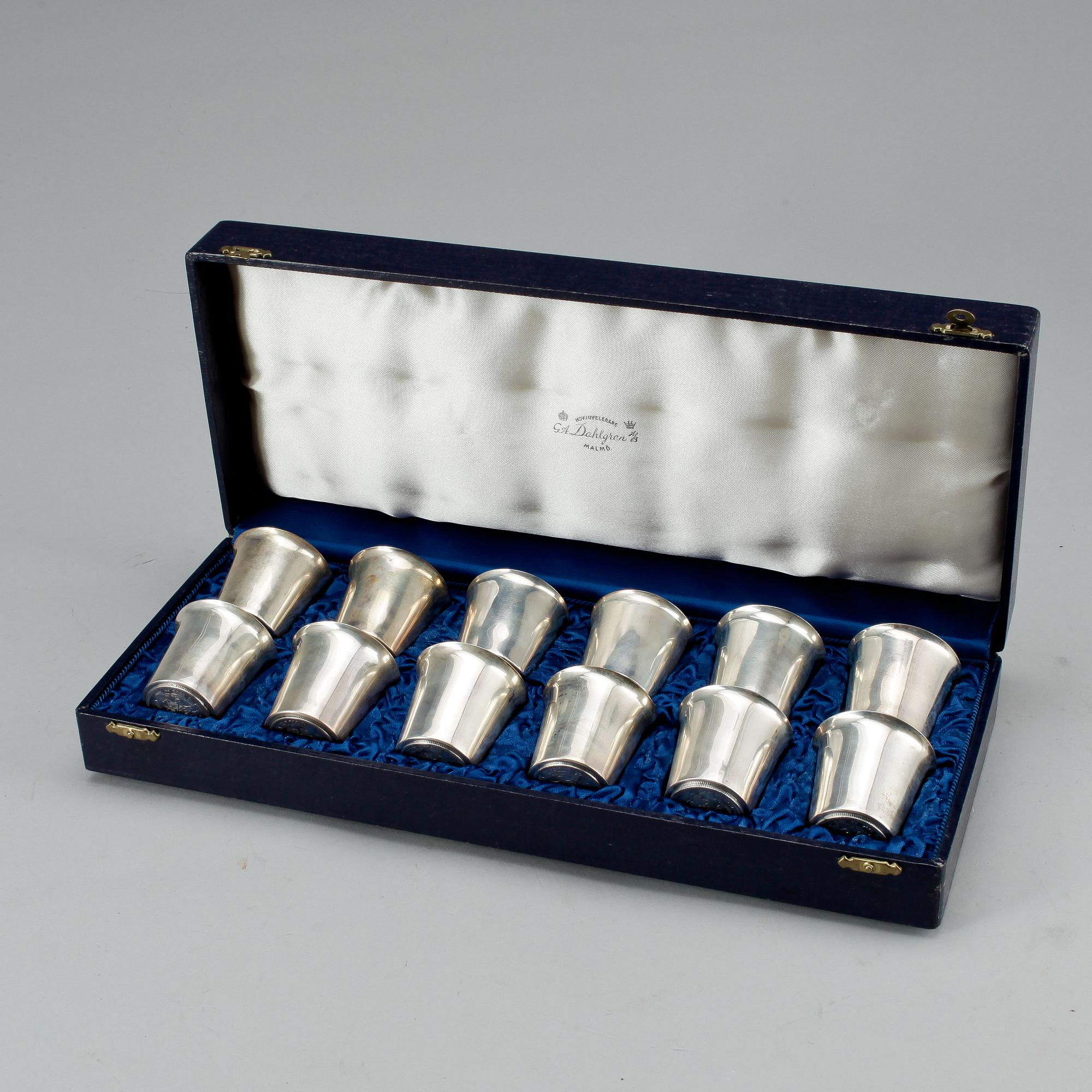 BÄGARE, 12st, silver och silvermynt Oscar II, 2kr, 1877-1904. Totalvikt ca430g.