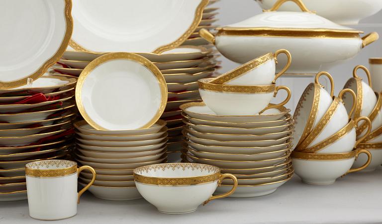 A 185 pcs porcelain dinner service from Frank Haviland, Limoges.