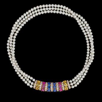 918. COLLIER, Van Cleef & Arpels, tre rader japanska odlade pärlor, 4,5 mm, safirer, rubiner och diamanter, tot. ca 3 ct.