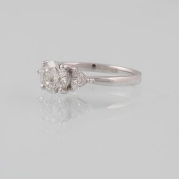 RING, 18K vitguld med briljantslipad diamant ca 1.02 ct samt 2 triangelslipade diamanter ca 0.31 ct. Vikt 3,2 gram.