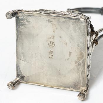 Saltkar / miniatyrer sju stycken, samt netsuke, delvis silver och buxbom, Japan, delvis Meiji (1868-1912).