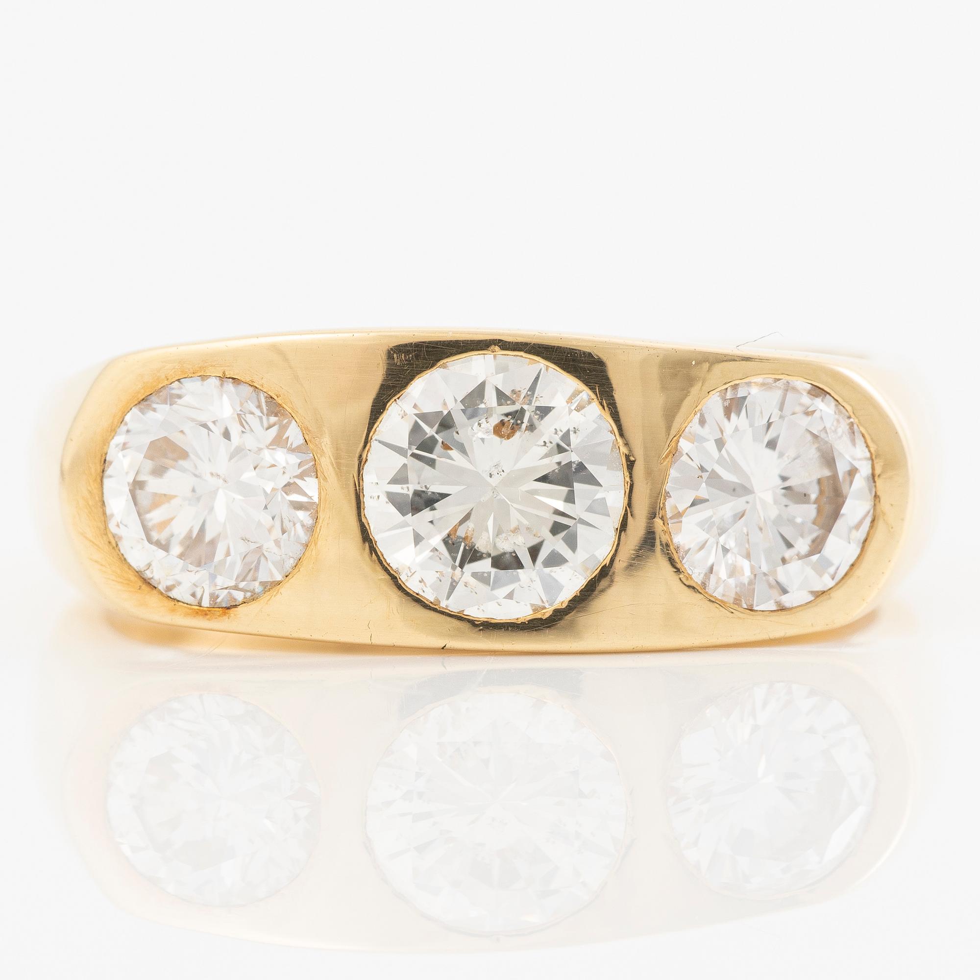 Ring in 18K gold with three brilliant-cut diamonds.