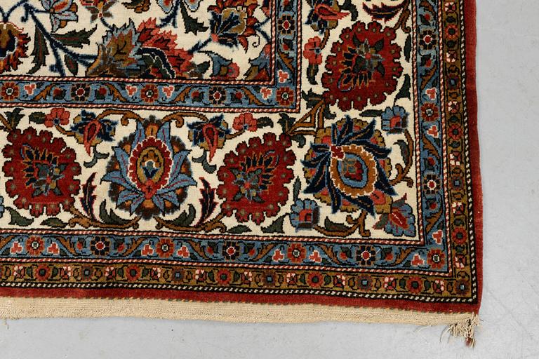 A carpet, semi-antique, ca 314,5 x 218 cm.