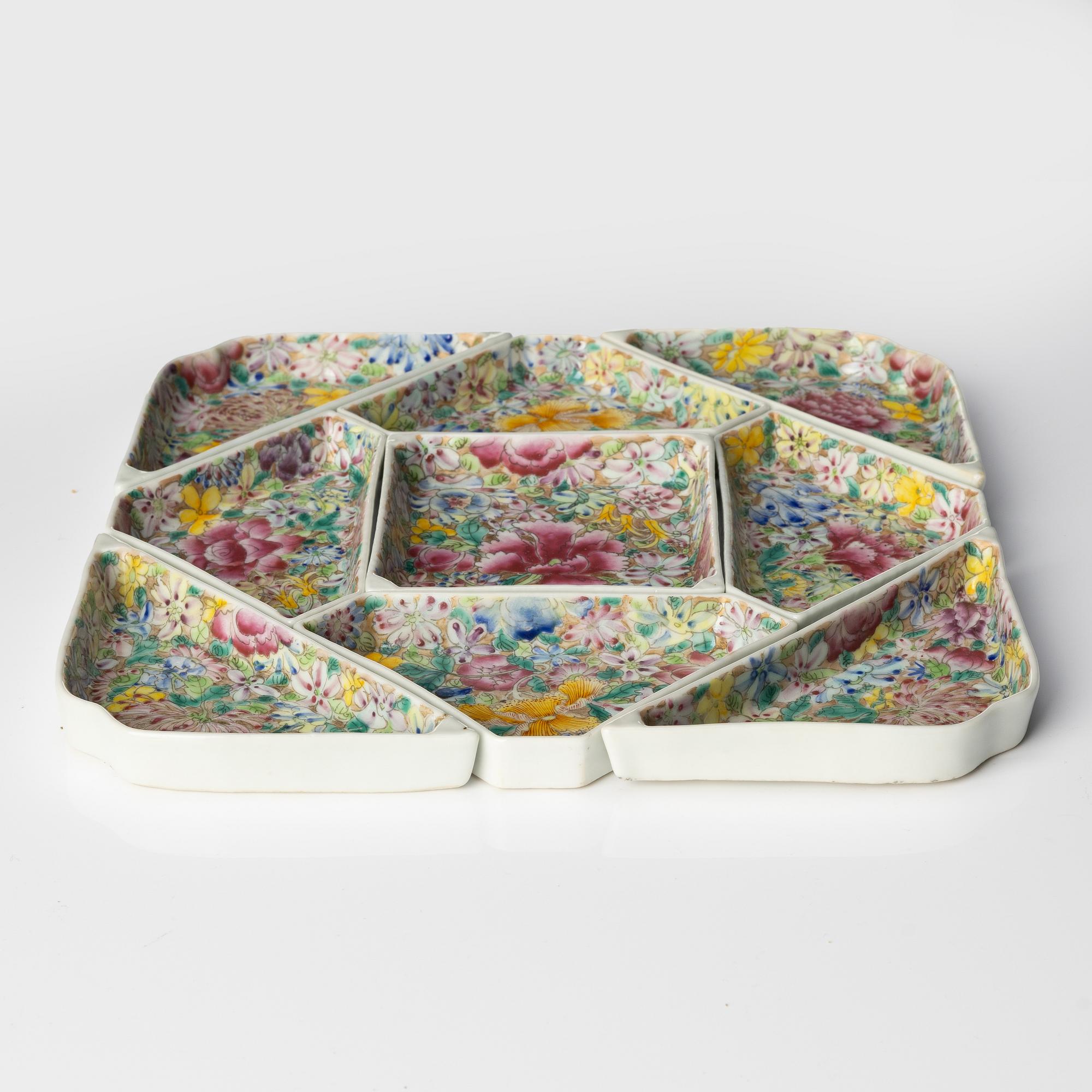 Cabaret i schatull, porslin och trä. Kina, 1900-tal.