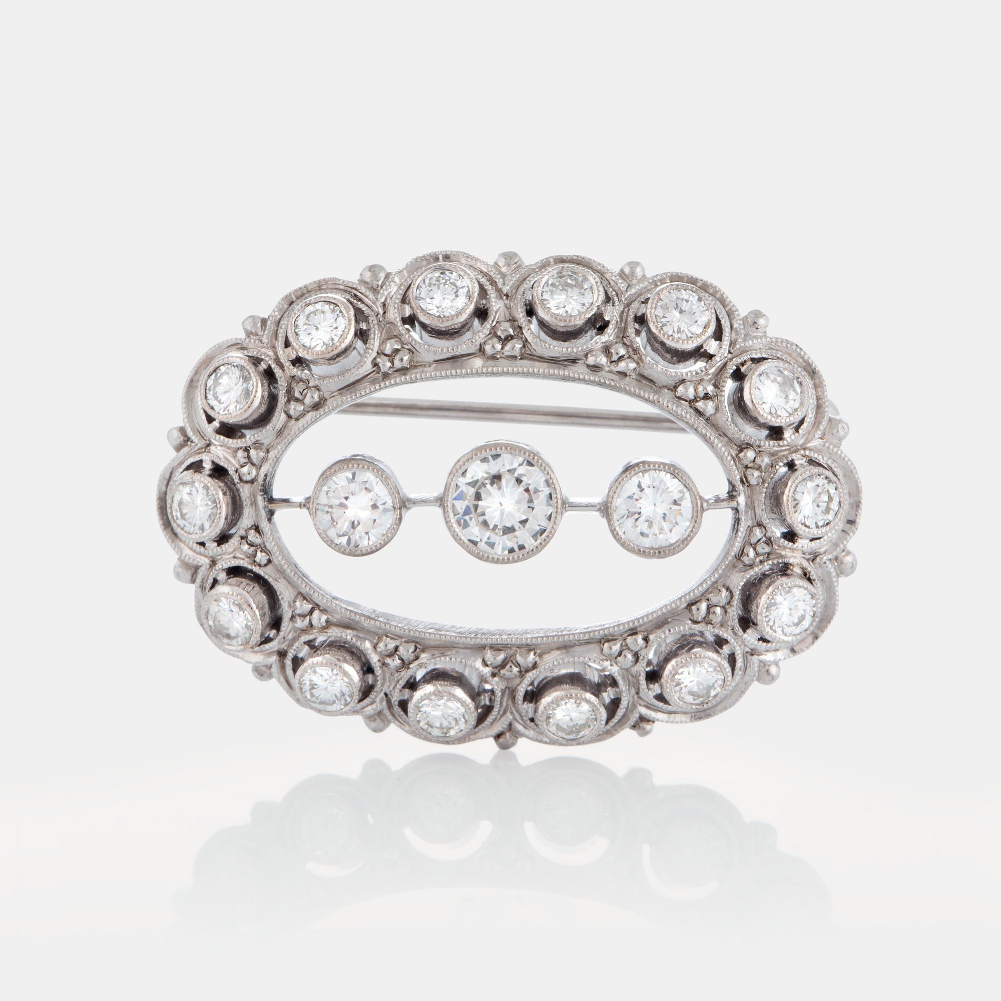 Brosch med runda briljantslipade diamanter total vikt ca 1.35 ct.