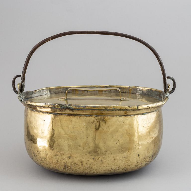 A brass lidded pan, 18th/19th century.