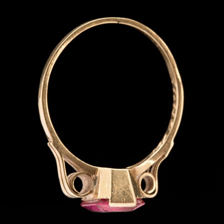 RING, 18k guld med rubin. Guldvaruhuset Aktiebolag, Stockholm, 1947. Vikt ca 2g.