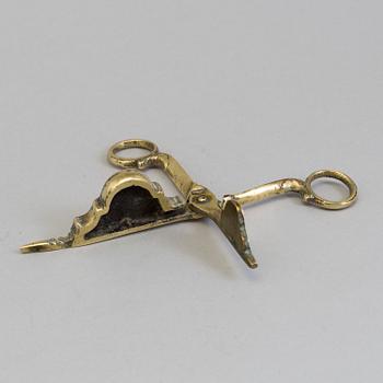 A PAIR OF BRASS CANDLE SCISSORS, 17th century.