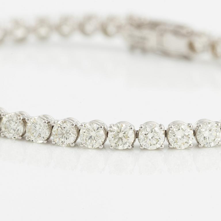 Tennis bracelet with brilliant-cut diamonds.