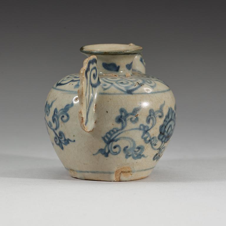 A blue and white chickenpot, Ming dynasty (1368-1644).