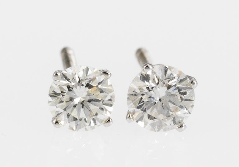 EARRINGS, brilliant cut diamonds, each app. 0.30 cts (total weight app 0.60 cts).