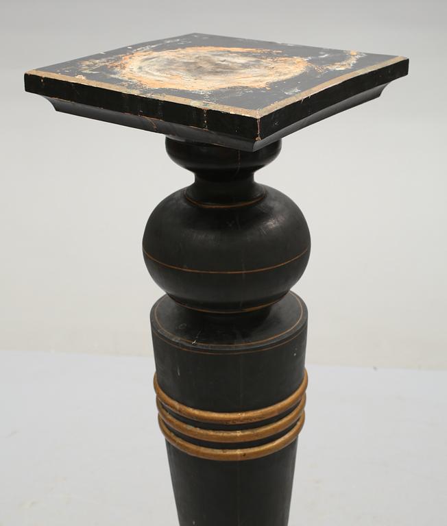 PIEDESTAL, sent 1800-tal.