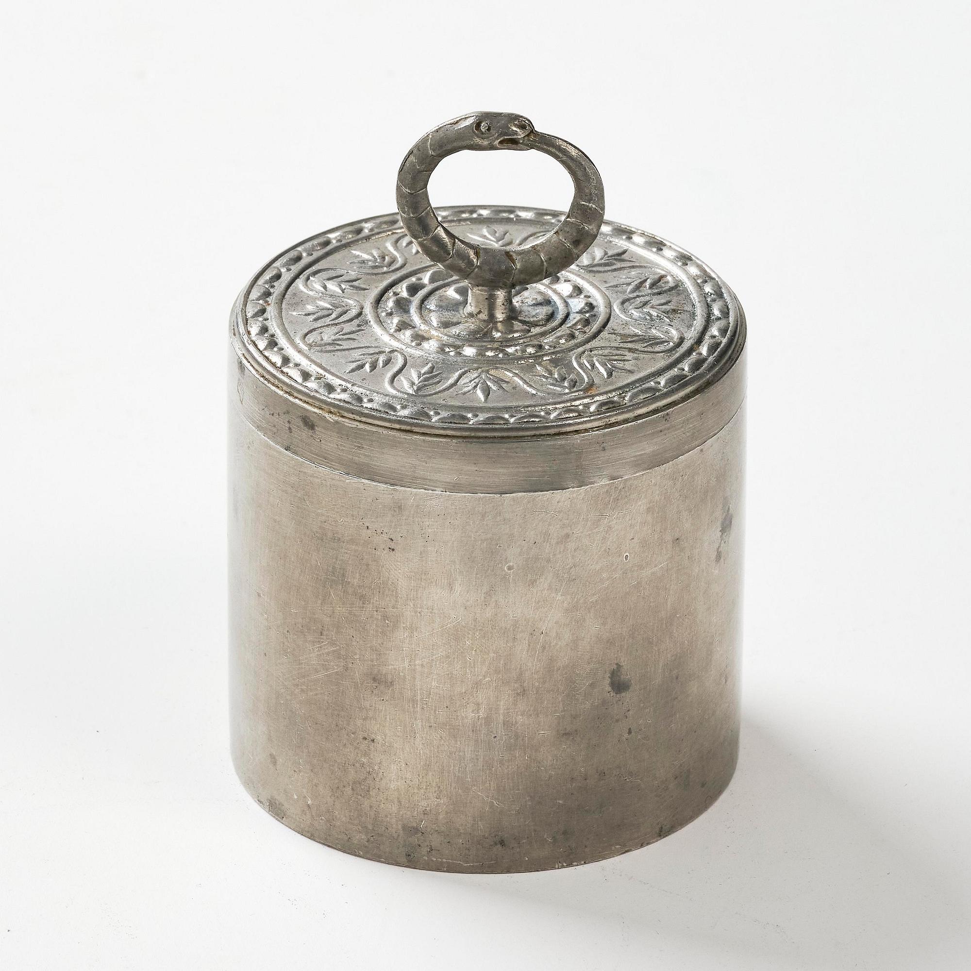 Firma Svenskt Tenn, a lidded pewter box model "A 742", Stockholm, 1929.