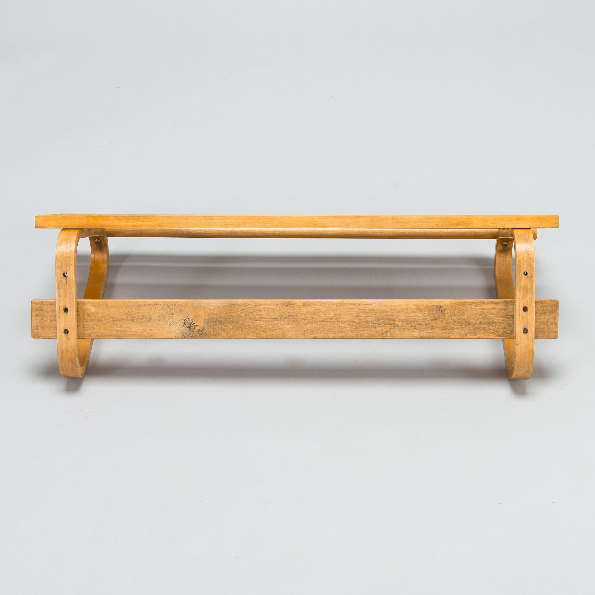Alvar Aalto, hatthylla/ klädhängare för O.Y. Huonekalu-ja Rakennustyötehdas A.B, 1900-talets mitt.